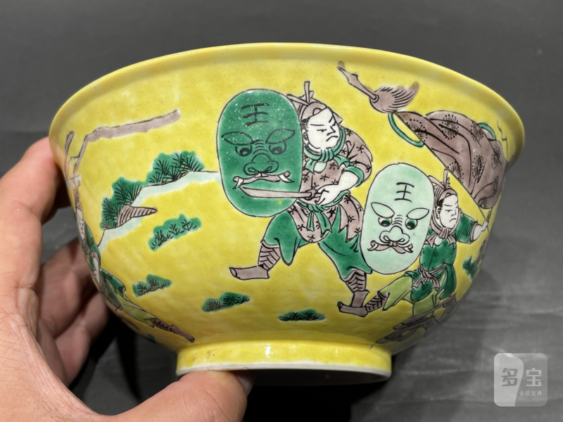 清光绪 黄地五彩许诸裸衣斗马超图碗 - 图3